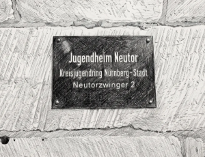 Eingangsschild am Neutorzwinger mit Adresse